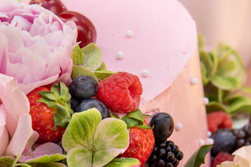 Taart met fruit en bloemen